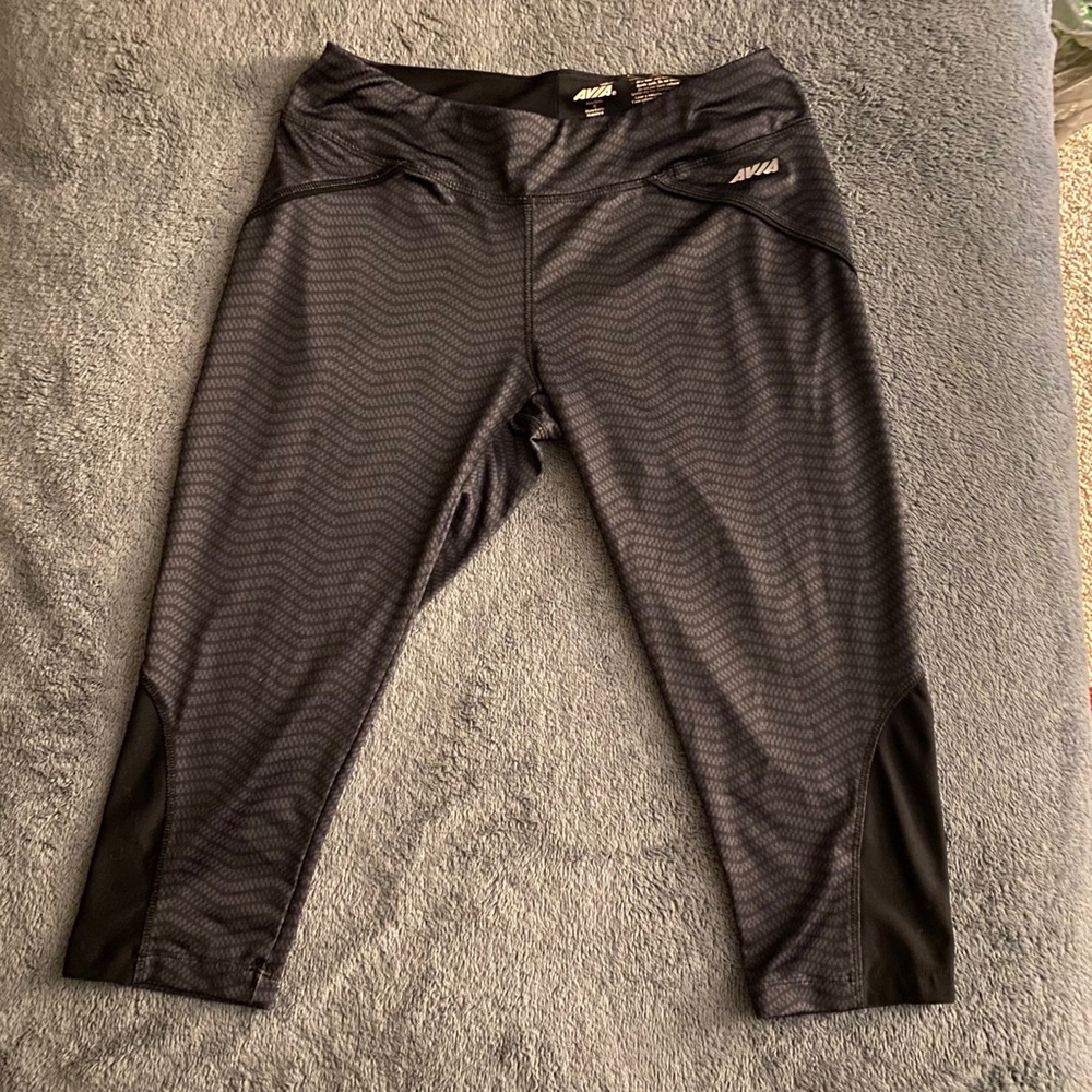 Avia Black & Gray Patterned Capri Leggings NWOT - S